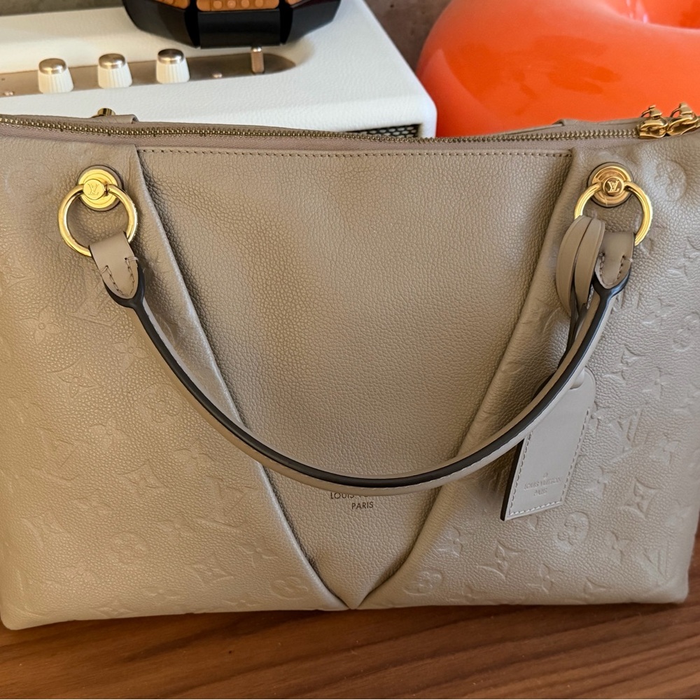 Louis Vuitton V Tote Monogram Empreinte Leather MM Full Leather
